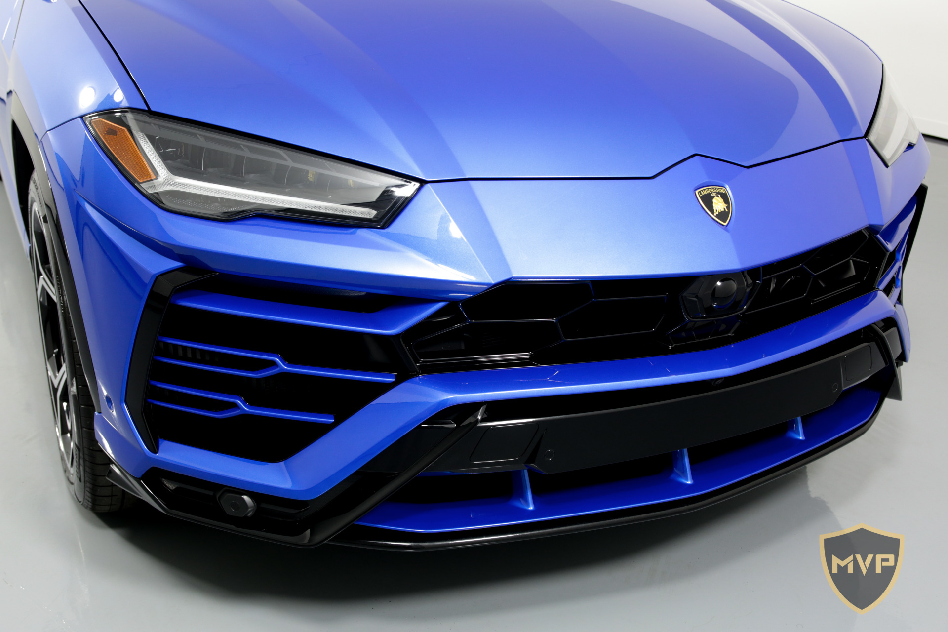 Lamborghini Urus синий